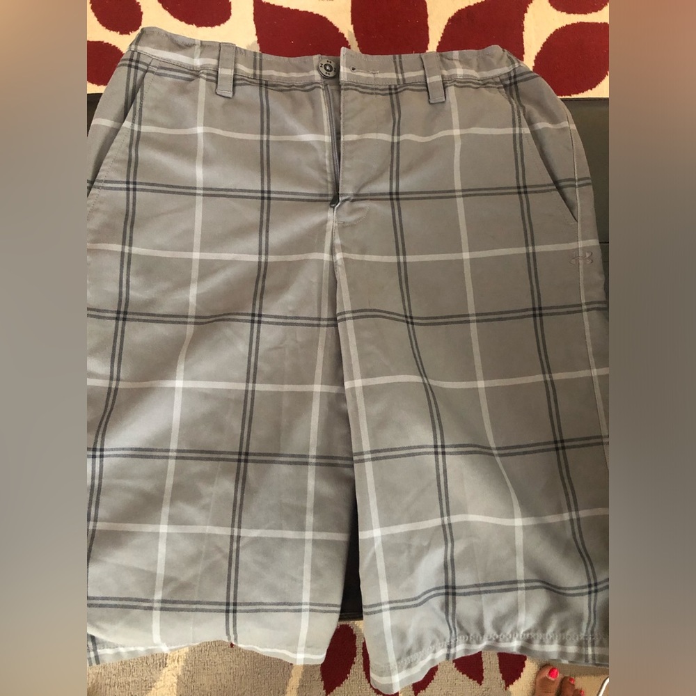Under Armour YXL Golf  shorts with adjustable waist.